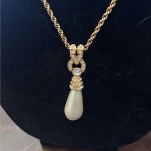 Elegant Gold and Cream Pendant Necklace